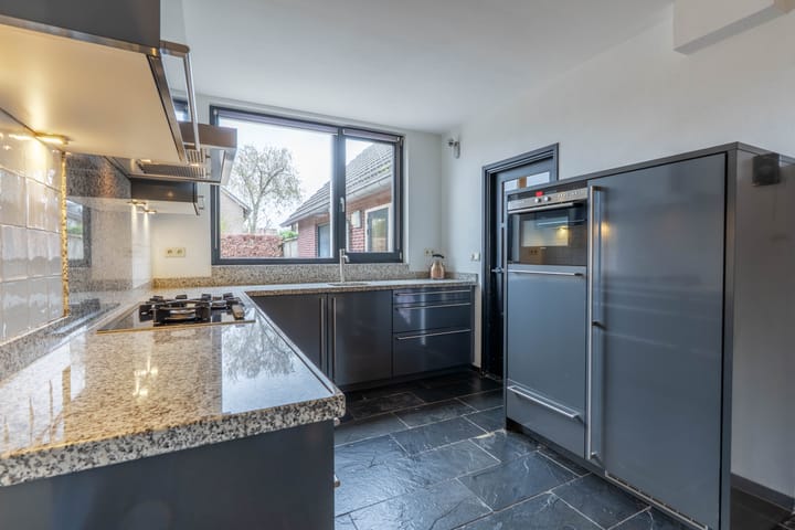 Photo 4 of Beekstraat 1