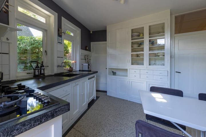 Characterful semi-detached villa from 1934 in protected villa district 't Spiegel — 18