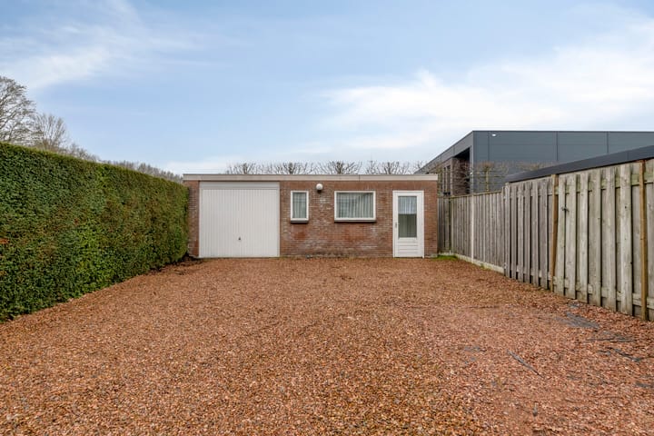 Spacious semi-detached home with potential in Loon op Zand — 37