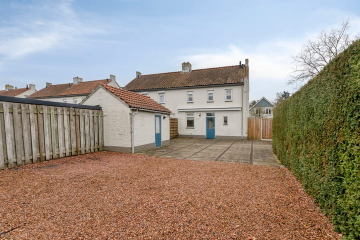 Spacious semi-detached home with potential in Loon op Zand — 40
