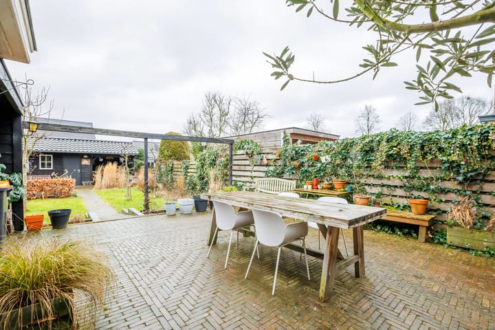 Characteristic semi-detached house on a spacious plot of 347 m2 — 37