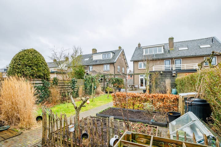 Characteristic semi-detached house on a spacious plot of 347 m2 — 41
