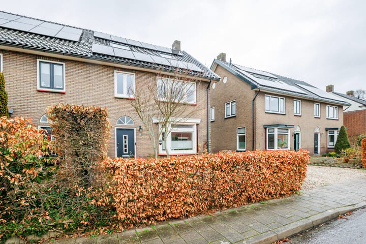 Characteristic semi-detached house on a spacious plot of 347 m2 — 77