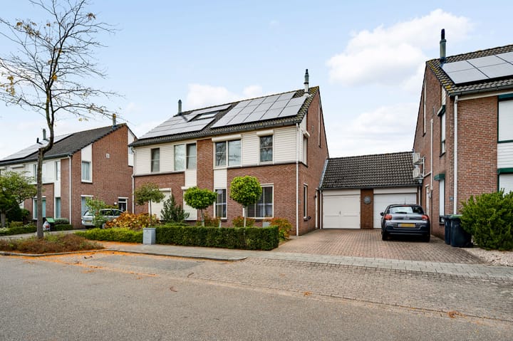 Goed onderhouden twee-onder-een-kapwoning met vier slaapkamers en zonnige westgerichte tuin in kindvriendelijke wijk