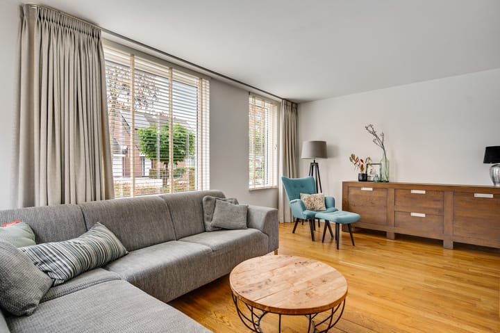 Well-maintained semi-detached house with four bedrooms and sunny west-facing garden in child-friendly neighborhood — 13