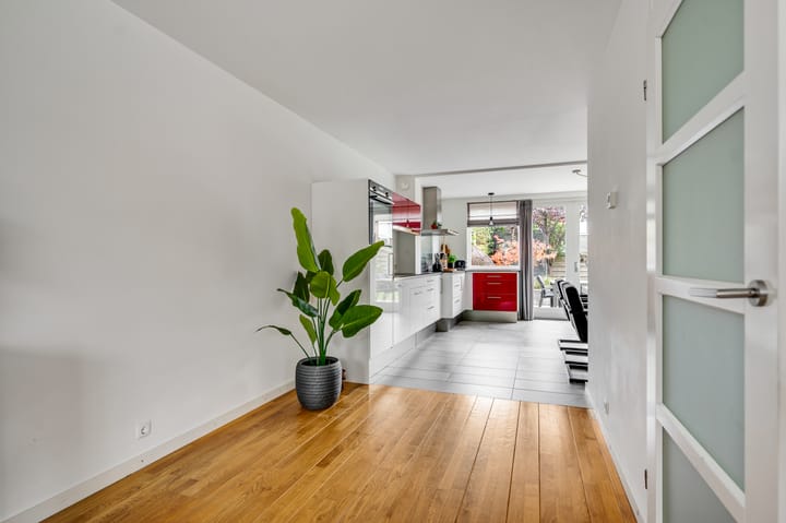 Well-maintained semi-detached house with four bedrooms and sunny west-facing garden in child-friendly neighborhood — 15