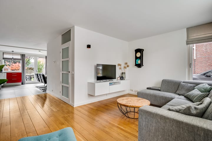 Well-maintained semi-detached house with four bedrooms and sunny west-facing garden in child-friendly neighborhood — 17