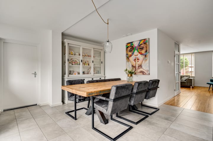 Well-maintained semi-detached house with four bedrooms and sunny west-facing garden in child-friendly neighborhood — 19