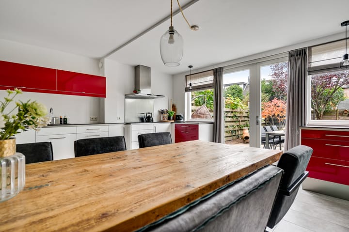 Well-maintained semi-detached house with four bedrooms and sunny west-facing garden in child-friendly neighborhood — 21