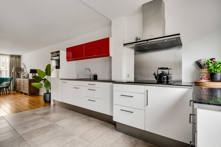 Well-maintained semi-detached house with four bedrooms and sunny west-facing garden in child-friendly neighborhood — 23
