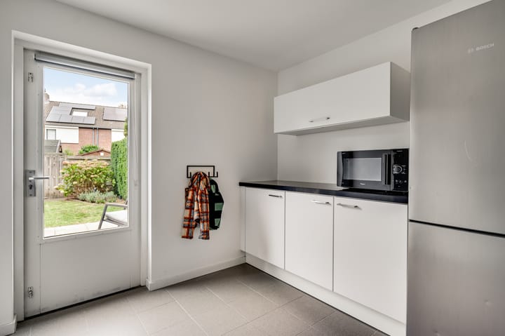 Well-maintained semi-detached house with four bedrooms and sunny west-facing garden in child-friendly neighborhood — 25