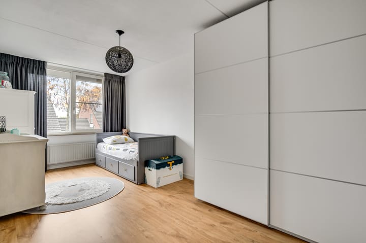 Well-maintained semi-detached house with four bedrooms and sunny west-facing garden in child-friendly neighborhood — 27