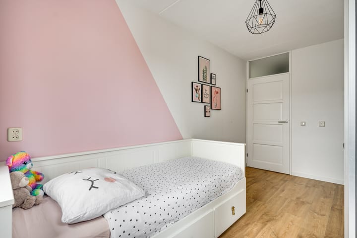 Well-maintained semi-detached house with four bedrooms and sunny west-facing garden in child-friendly neighborhood — 31