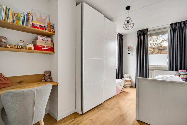 Well-maintained semi-detached house with four bedrooms and sunny west-facing garden in child-friendly neighborhood — 29