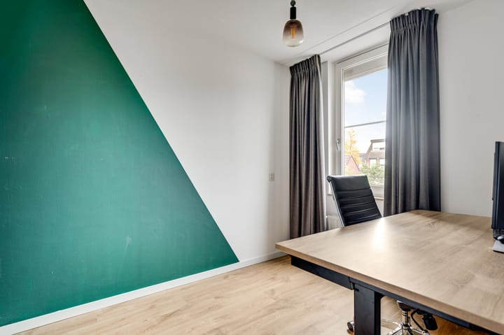 Well-maintained semi-detached house with four bedrooms and sunny west-facing garden in child-friendly neighborhood — 33