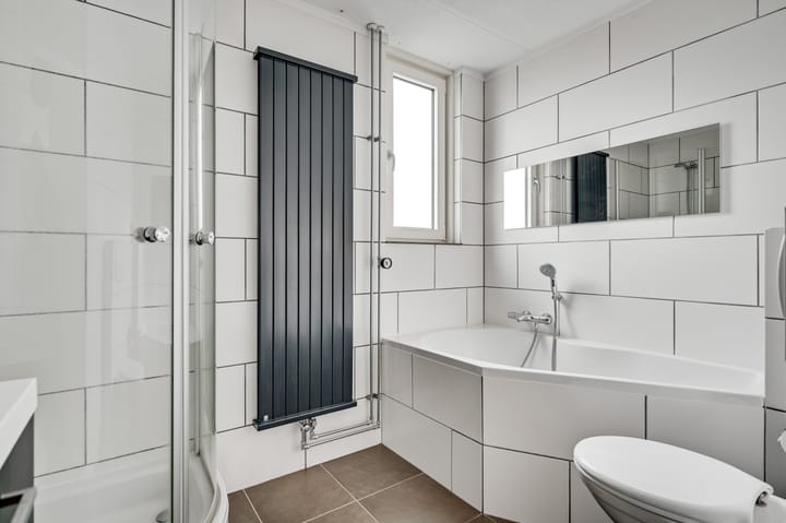Well-maintained semi-detached house with four bedrooms and sunny west-facing garden in child-friendly neighborhood — 35