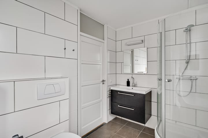 Well-maintained semi-detached house with four bedrooms and sunny west-facing garden in child-friendly neighborhood — 37