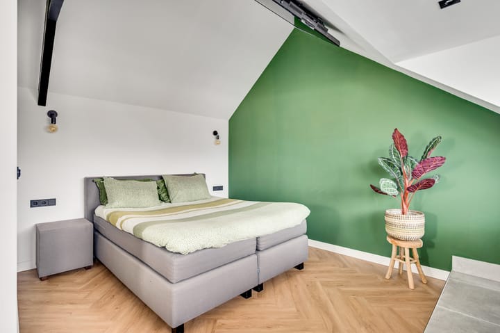 Well-maintained semi-detached house with four bedrooms and sunny west-facing garden in child-friendly neighborhood — 39