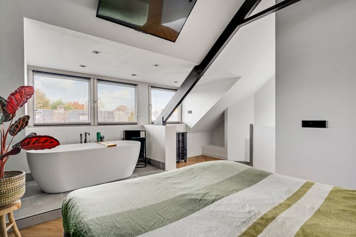 Well-maintained semi-detached house with four bedrooms and sunny west-facing garden in child-friendly neighborhood — 41