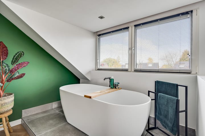 Well-maintained semi-detached house with four bedrooms and sunny west-facing garden in child-friendly neighborhood — 43
