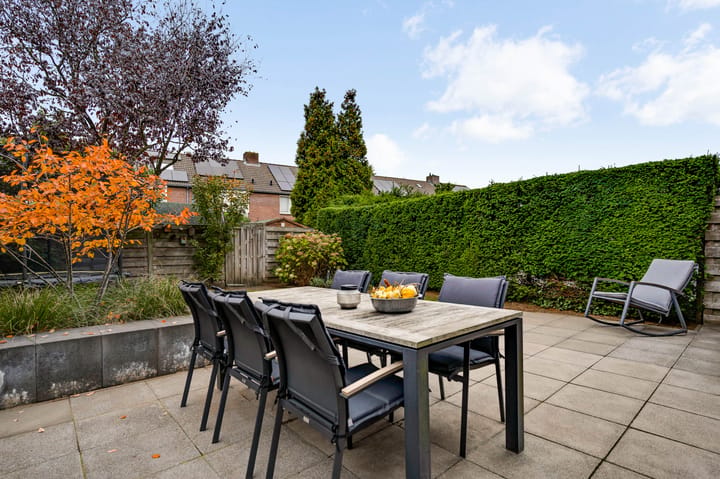 Well-maintained semi-detached house with four bedrooms and sunny west-facing garden in child-friendly neighborhood — 45
