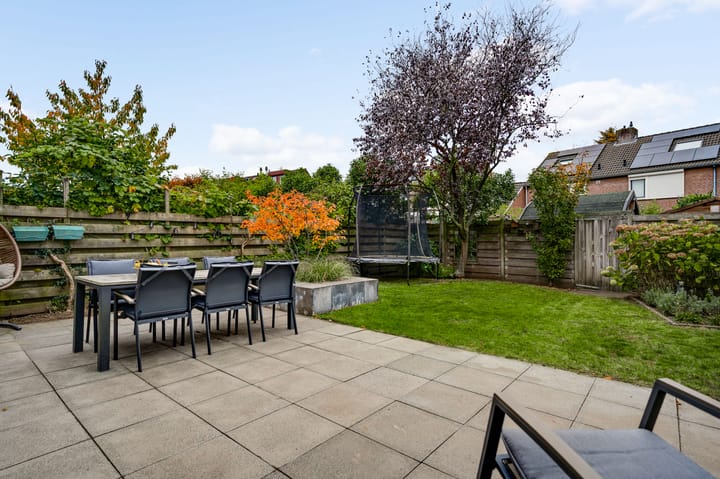 Well-maintained semi-detached house with four bedrooms and sunny west-facing garden in child-friendly neighborhood — 47
