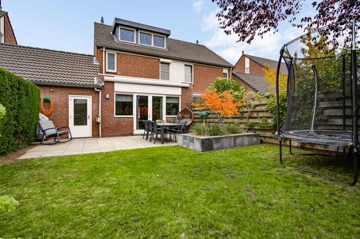 Well-maintained semi-detached house with four bedrooms and sunny west-facing garden in child-friendly neighborhood — 49