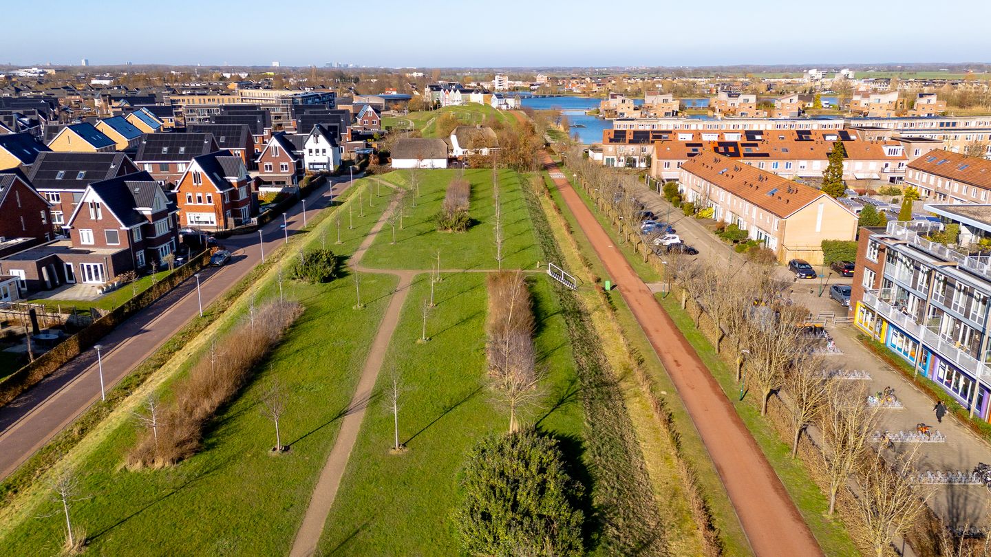 Photo 50 of Bronmos 48