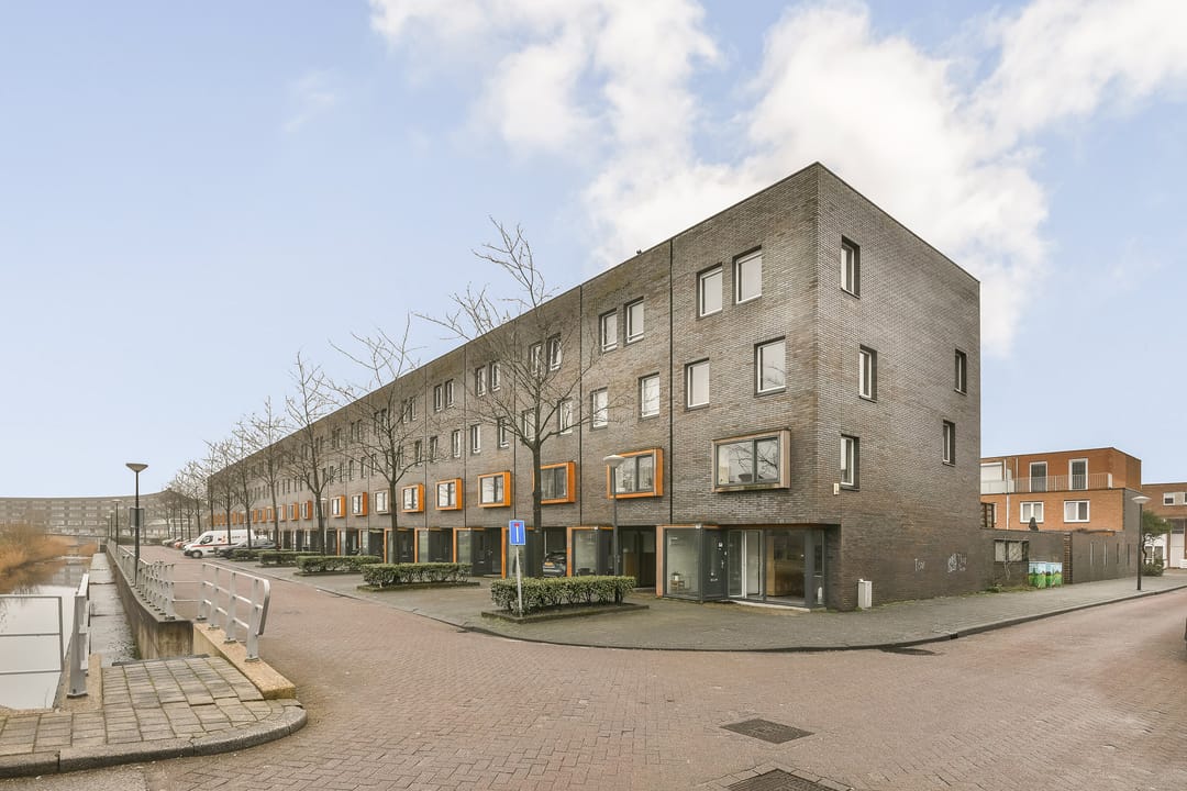 Spacious split-level corner home with park views in Amsterdam De Aker