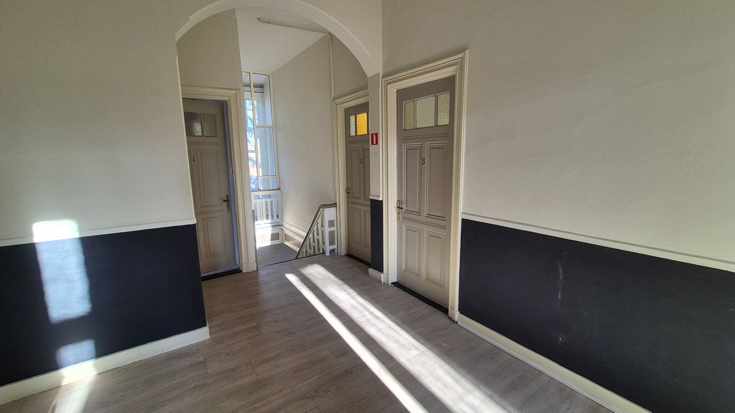 View photo 4 of Stationsweg 51-A