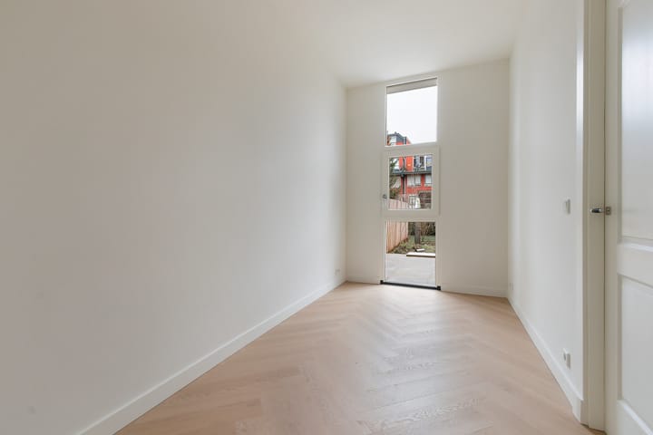 Completely Renovated Ground Floor Apartment with Waterfront Garden in Dordrecht — 29