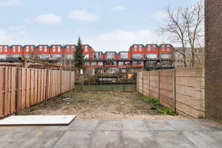 Completely Renovated Ground Floor Apartment with Waterfront Garden in Dordrecht — 35