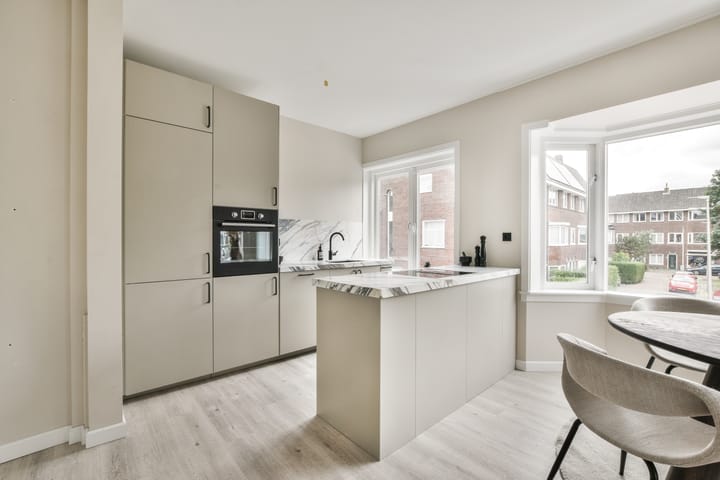 Fully Modernized 1930s Corner Apartment in Utrecht's Dichterswijk — 20