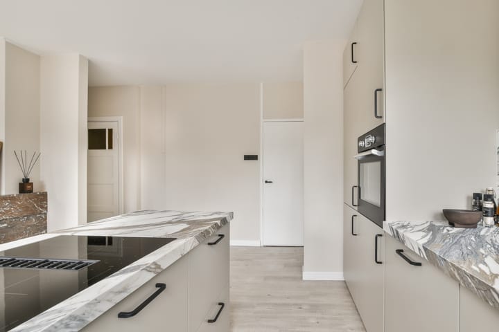 Fully Modernized 1930s Corner Apartment in Utrecht's Dichterswijk — 26