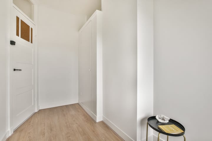 Fully Modernized 1930s Corner Apartment in Utrecht's Dichterswijk — 42