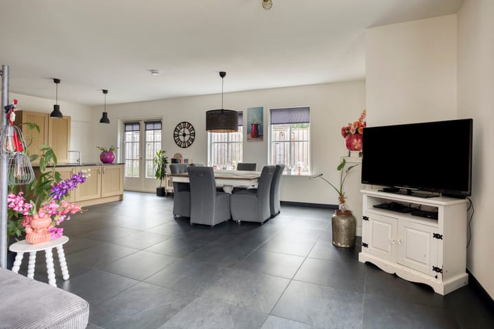 Photo 3 of Heuvelenweg 13