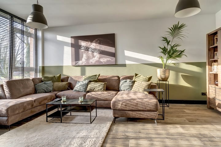 Modern renovated apartment with sunny south-facing balcony in green neighborhood — 12