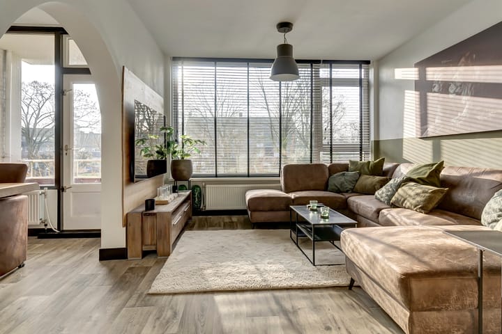 Modern renovated apartment with sunny south-facing balcony in green neighborhood — 14