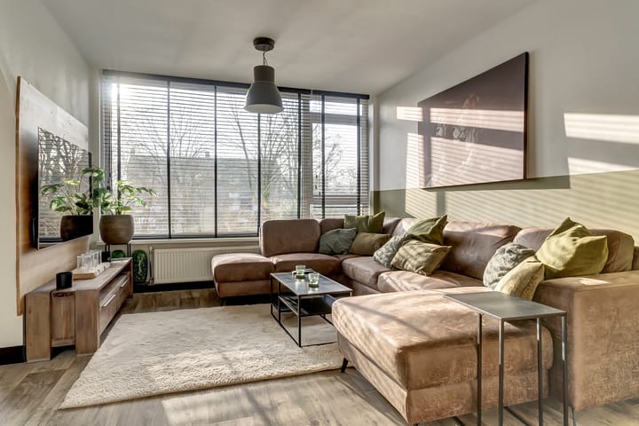 Modern renovated apartment with sunny south-facing balcony in green neighborhood — 16