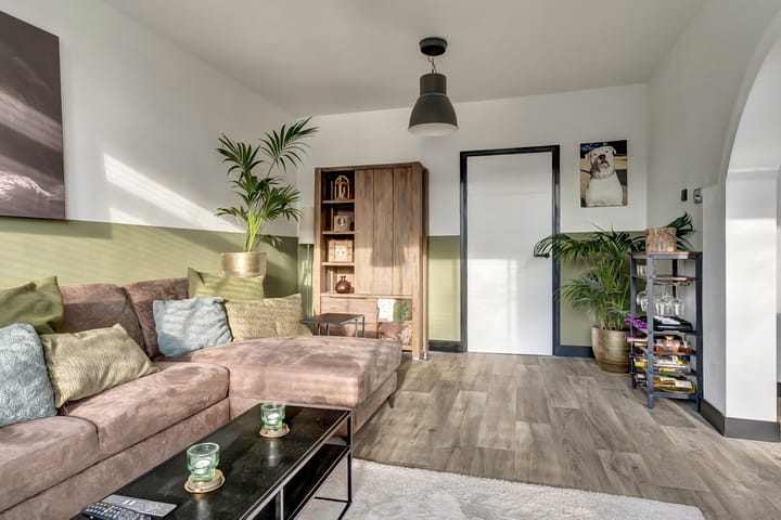 Modern renovated apartment with sunny south-facing balcony in green neighborhood — 18