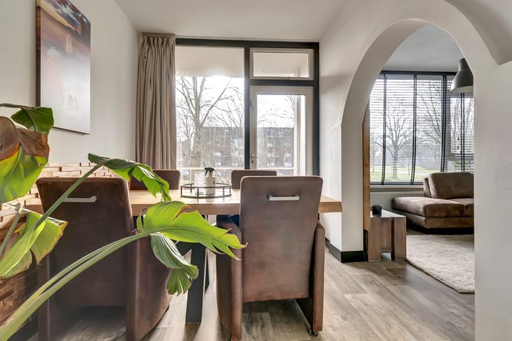 Modern renovated apartment with sunny south-facing balcony in green neighborhood — 22