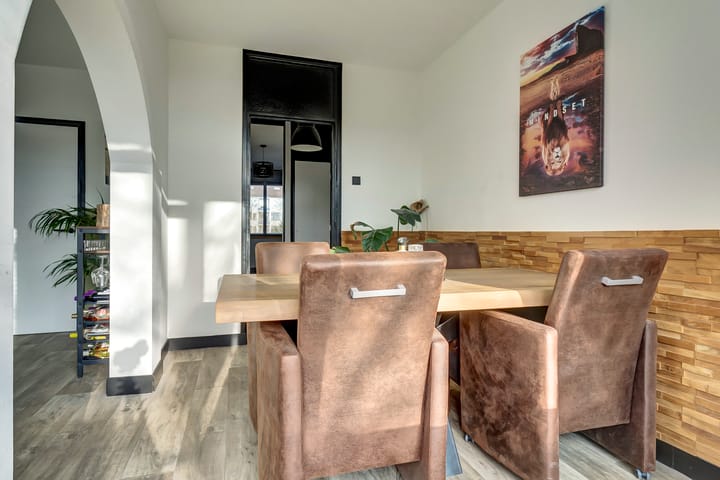 Modern renovated apartment with sunny south-facing balcony in green neighborhood — 26