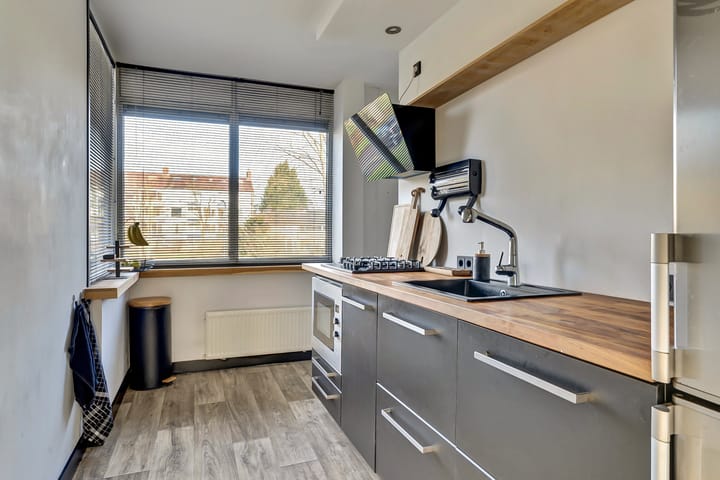 Modern renovated apartment with sunny south-facing balcony in green neighborhood — 32