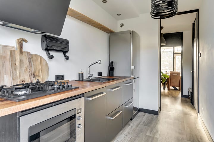 Modern renovated apartment with sunny south-facing balcony in green neighborhood — 34