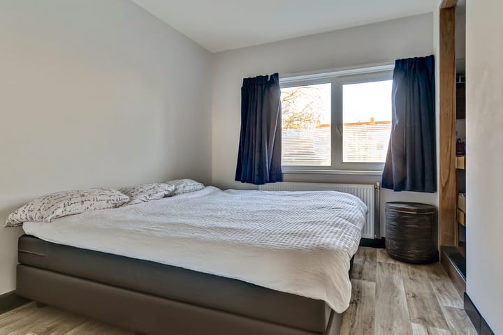 Modern renovated apartment with sunny south-facing balcony in green neighborhood — 36