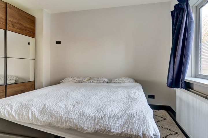 Modern renovated apartment with sunny south-facing balcony in green neighborhood — 38