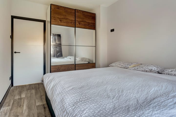 Modern renovated apartment with sunny south-facing balcony in green neighborhood — 40