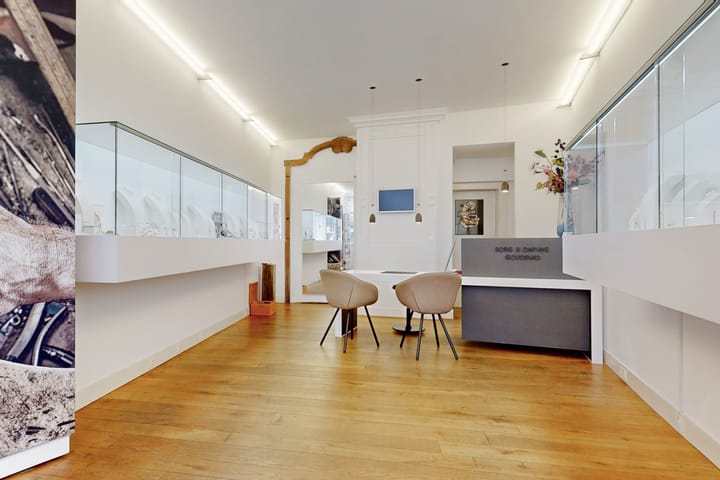 Monumental Canal House with Burcht View in Historic Leiden Center — 21