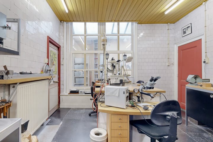 Monumental Canal House with Burcht View in Historic Leiden Center — 41