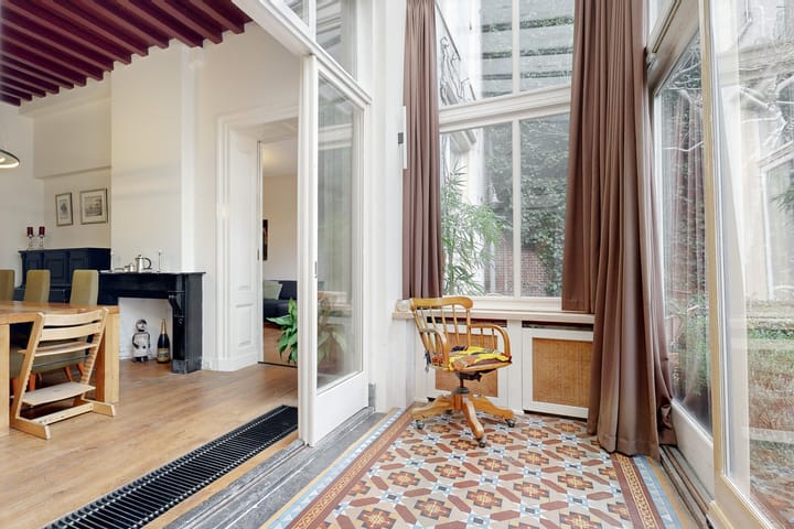 Monumental Canal House with Burcht View in Historic Leiden Center — 43